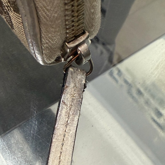 Gucci Beige and Green Monogram Clutch - Picture 8 of 11